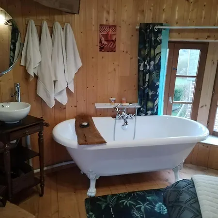 La Tour De Atypique Possibilite Table D'hotes Sur Reservation Ver (Manche)